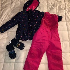 Matching winter jacket/snowpants/gloves